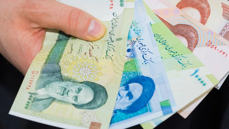 الريال الإيراني يهبط إلى أدنى مستوى تاريخي تحت ضغط العقوبات