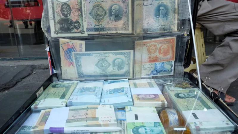 الريال الإيراني يهبط إلى مستوى تاريخي جديد تحت ضغط العقوبات