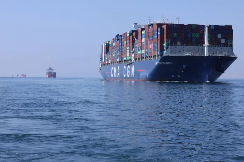 سفن ميرسك وCMA CGM تعبر قناة السويس مجدداً مع عودة تدريجية للملاحة