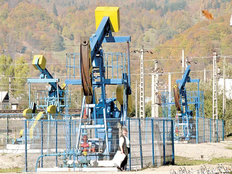 Oil Slips Despite Venezuela Crisis as Global Supply Remains Ample