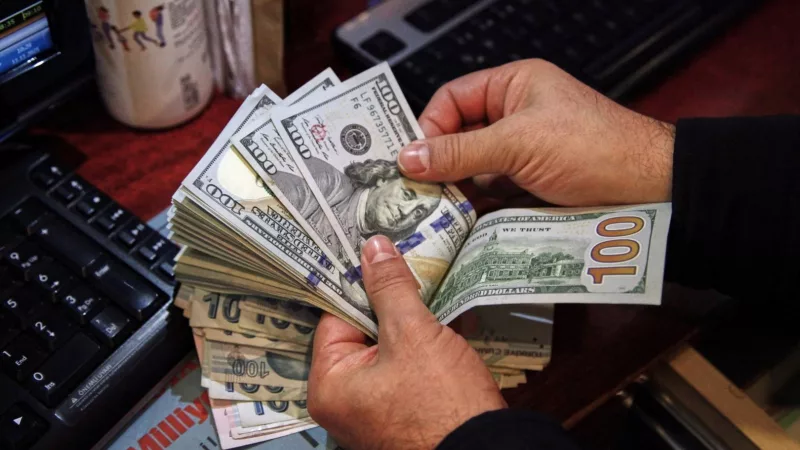 ستاندرد تشارترد يخفض توقعاته لسعر الدولار في مصر ويترقب تضخم 11% في 2026