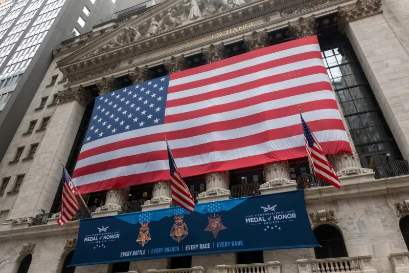 US Stock Futures Stay Calm as Markets Eye 2026 Rate Outlook