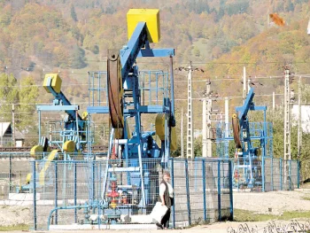 Oil Slips Despite Venezuela Crisis as Global Supply Remains Ample