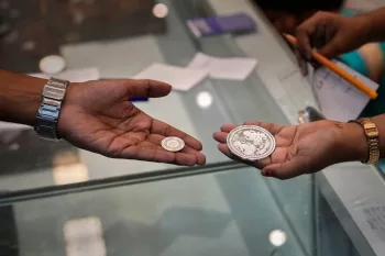 الفضة تهوي بأكثر من 8% وسط تقلبات عنيفة في أسواق المعادن